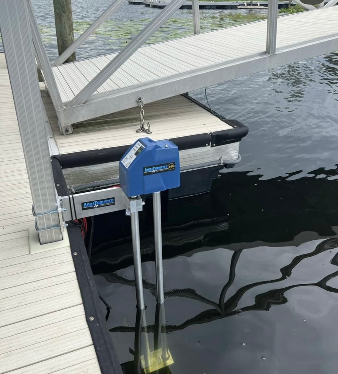 AquaThruster 360 mounted at the edge of an aluminum-truss dock