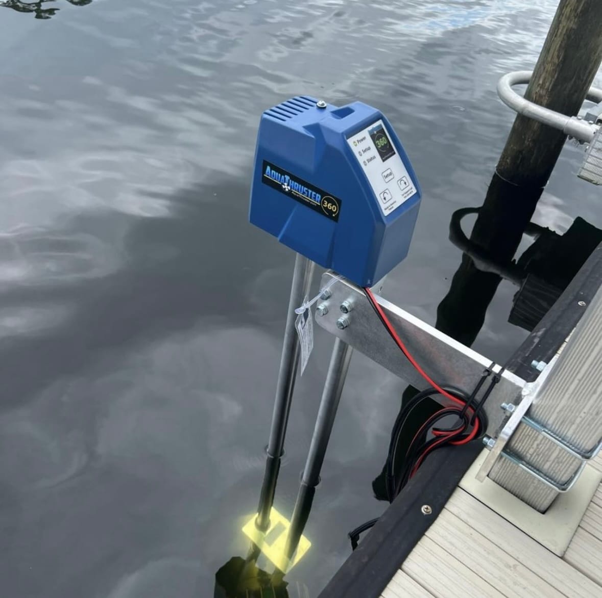 AquaThruster 360 on a twin-pole aluminum mount, running